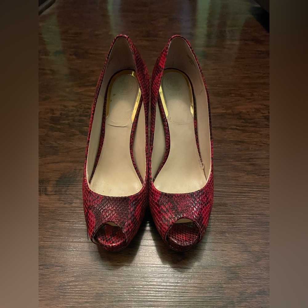 Guess Honora Snake Print Leather Peep Toe Pumps Red And Black Sz 8.5
